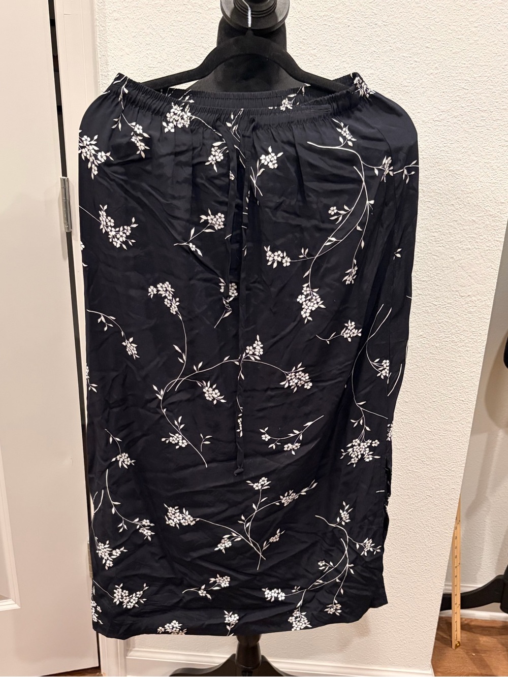 Women’s Small Black Floral Print Women’s Midi Skirt